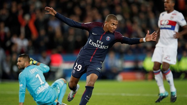 Kylina Mbappe z Paris Saint Germain slav gl v utkn francouzsk ligy s Olympikem Lyon.