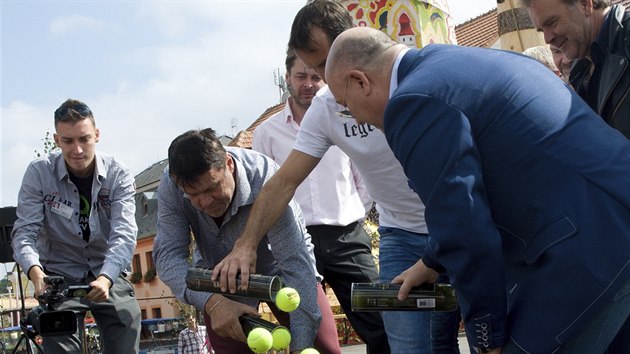 Tenista Radek tpnek v nedli poktil hvzdu na chodnku slvy ve Velk Btei. Z nj jen o den dve zmizela hvzda rychlobruslaky Martiny Sblkov.