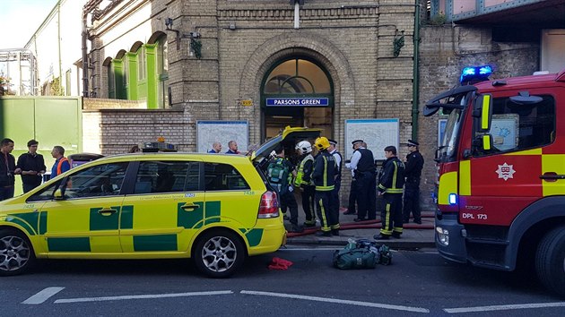 Exploze v londnskm metru zranila nkolik lid, na mst operovali policist i zchrann sluba (15. z 2017)