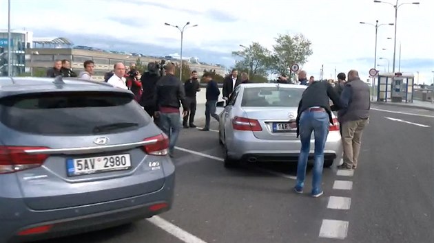 Incident na Letiti Vclava Havla - taxiki tam protestuj proti aplikaci Uber (14.9.2017).