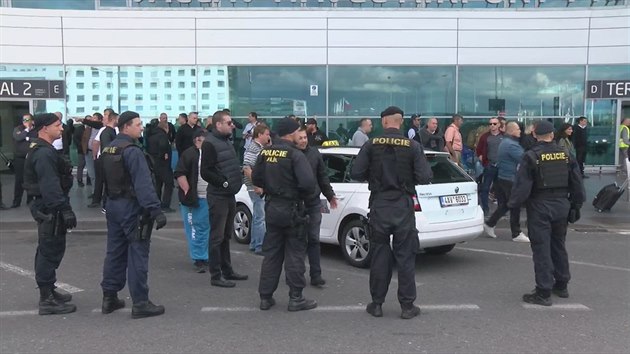 Incident na Letiti Vclava Havla - taxiki tam protestuj proti aplikaci Uber (14.9.2017).