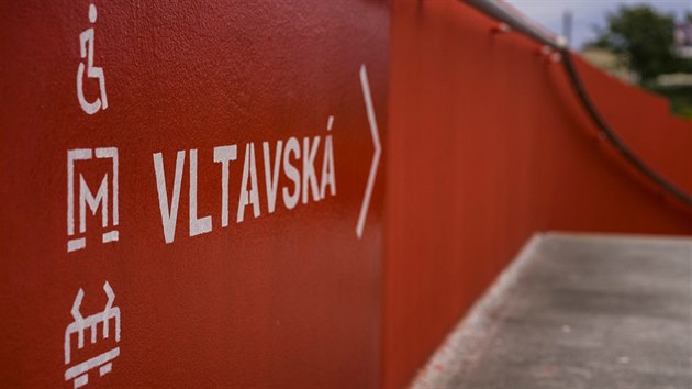 Vrazn barvy a npisy usnadn chodcm a cyklistm orientaci u stanice metra Vltavsk. (11. z 2017)