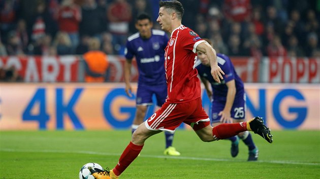 Robert Lewandowski stl vedouc gl Bayernu Mnichov v utkn Ligy mistr proti Anderlechtu.