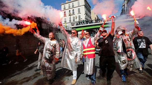 Zamstnanci spolenosti ArcelorMittal pili v ochrannch odvech na demonstraci v Marseille. Ta se stejn jako v dalch 179 mstech kon na protest proti pipravovan novele francouzskho zkonku prce. (12. z 2017)