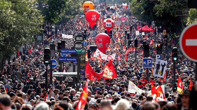 Na demonstrace proti Macronovm reformm pily desetitisce lid po cel Francii. Snmek pochz z Pae. (12. z 2017)