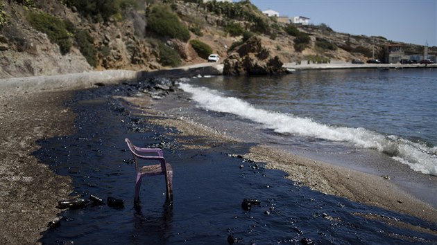 Nedaleko eckho ostrova Salamis se pi nehod ropnho tankeru vylilo do moe pes 2,5 tisce ropy. (12. z 2017)