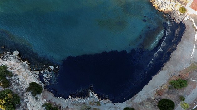 Nedaleko eckho ostrova Salamis se pi nehod ropnho tankeru vylilo do moe pes 2,5 tisce ropy. (12. z 2017)