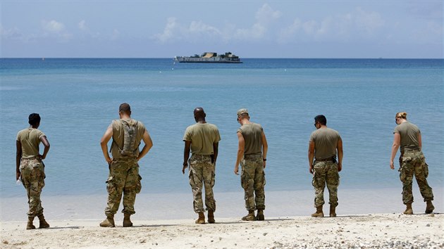Amerit vojci se ped pchodem huriknu Maria evakuuj z ostrova sv. Tome, kter je jednm z Americkch Panenskch ostrov. (17. z 2017)