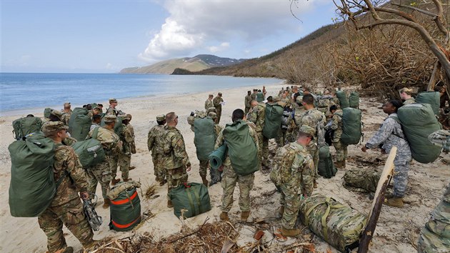 Amerit vojci se ped pchodem huriknu Maria evakuuj z ostrova sv. Tome, kter je jednm z Americkch Panenskch ostrov. (17. z 2017)