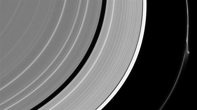 Vnj st prstenc Saturnu na snmku sondy Cassini. V prav sti je patrn vada v prstenci, kterou m zejm na svdom gravitace msce Prometheus (vpravo dole).