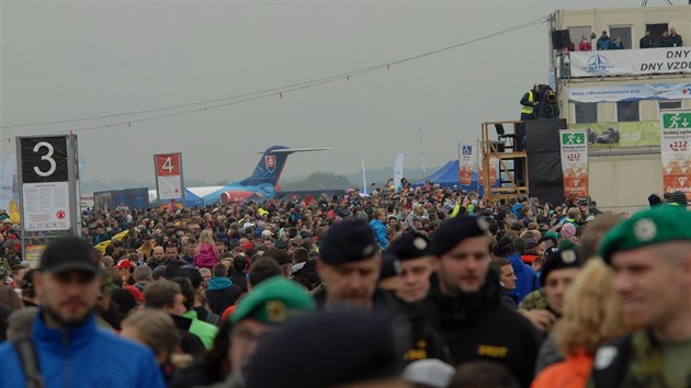 Na Dny NATO dorazily tisce lid. V pozad se nachz vldn letoun Slovensk...