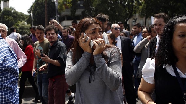 Siln zemtesen vyhnalo do ulic Mexico City tisce lid. (19. z 2017)