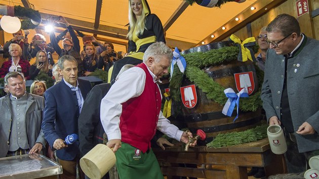 Mnichovsk primtor Dieter Reiter podle tradice pi zahjen Oktoberfestu narazil prvn sud v obm festivalovm stanu rodiny Schottenhamel (16.9.2017).