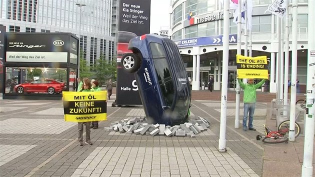 Na autosalonu ve Frankfurtu nad Mohanem se objevili aktivist z Greenpeace