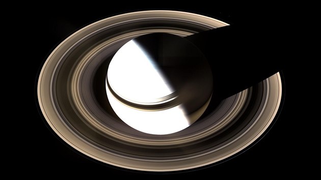 Pohled na Saturn a jeho prstence zalit sluncem, vimte si, e planeta je peexponovan, aby byly vidt i prstence (bezen 2007).