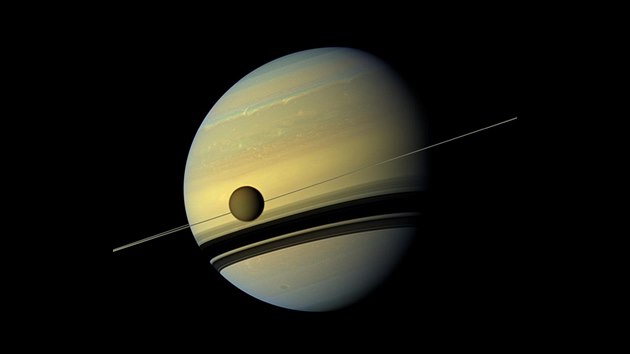 Titan, Saturnv nejvt msc, jako by byl navleen na prstenec (srpen 2012)