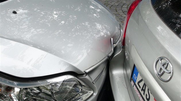 Auto se dvma dtmi se rozjelo a nabouralo ti stojc vozy. (13.9.2017)