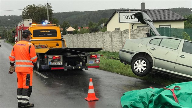 Osobn auto na Olomoucku narazilo do splaenho kon. Pi nehod byl zrann idi i jezdkyn, zve uhynulo.