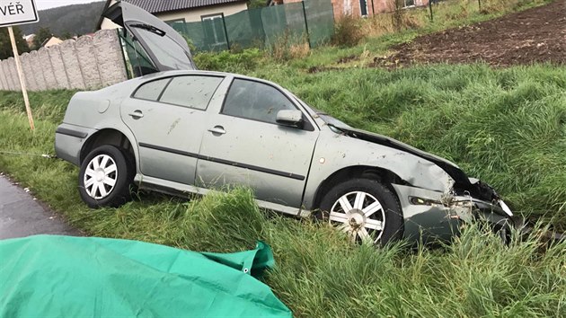 Osobn auto na Olomoucku narazilo do splaenho kon. Pi nehod byl zrann idi i jezdkyn, zve uhynulo.