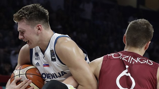 Slovinsk basketbalista Luka Doni svr m po souboji s Kristapsem Porzingisem z Lotyska.