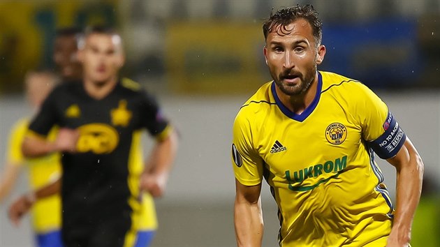 Zlnsk fotbalista Petr Jirek (ve lutm) v utkn se eriffem Tiraspol.