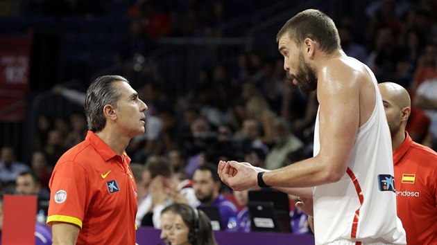 panlsk pivot Marc Gasol se pe se svm trenrem Sergiem Scariolem.