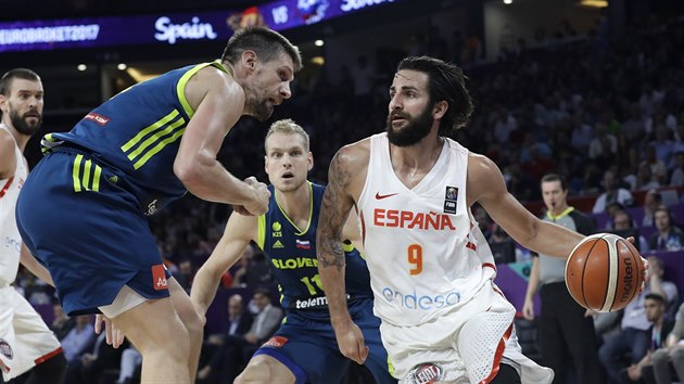 panlsk rozehrva Ricky Rubio (vpravo) najd kolem Gapera Vidmara ze Slovinska.