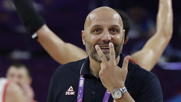 Srbsk trenr Saa Djordjevi slav vhru nad Ruskem a postup do finle EuroBasketu.