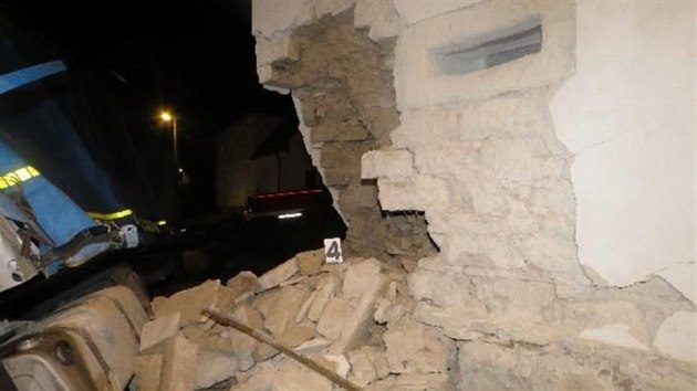 Kamion v erven Hoe na Nchodsku narazil do rekreanho objektu. (16. z 2017)