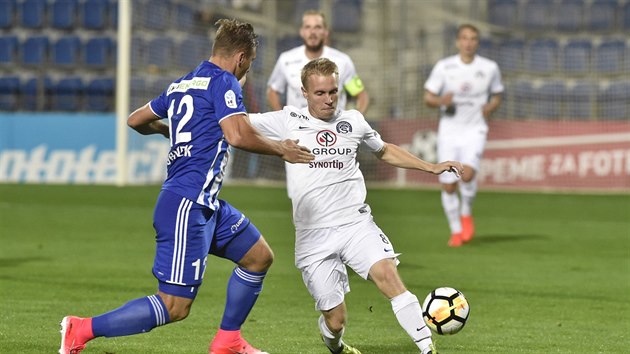 David Machalk ze Slovcka (vpravo) a boleslavsk Michal Hubnek v souboji o m