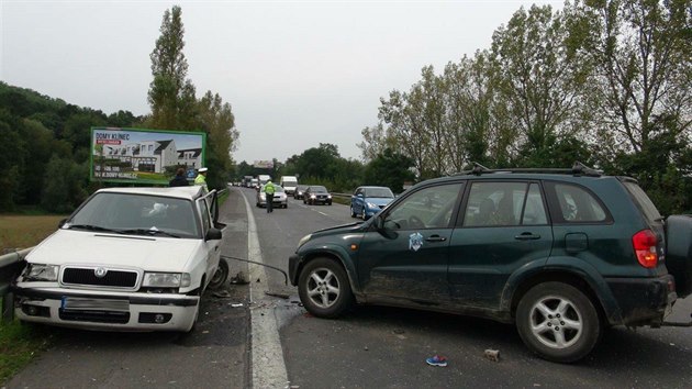 Silnic se dalo po odstrann nehody projet levm pruhem. (19. z 2017)