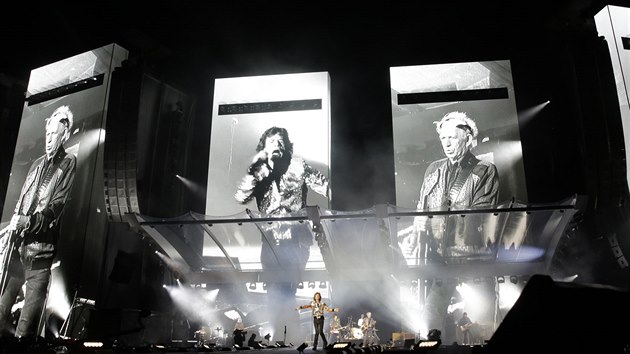 Rolling Stones jsou na obích stadionech vybavení nemén obími obrazovkami....