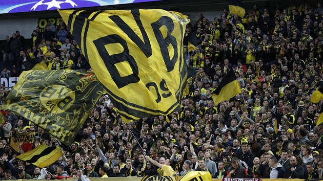 Fanouci Borussie Dortmund bhem zpasu Ligy mistr s Tottenhamem.