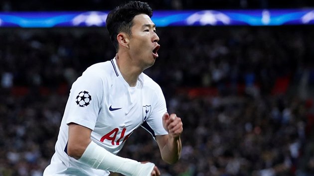 tonk Tottenhamu Son Heung-min oslavuje trefu do st Dortmundu v utkn zkladn skupiny Ligy mistr.