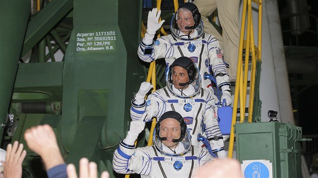 Kosmonauti Alexandr Misurkin, Joseph Acab  a Mark Vande Hei (od spodu) se lou ped odletem na Mezinrodn kosmickou stanici ISS, ve stedu 13. z 2017