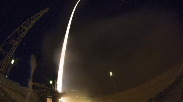 Zbr s dlouhou expozic startu rakety Soyuz-FG s lod Soyuz MS-06 mc ve stedu 13. z 2017 k ISS.
