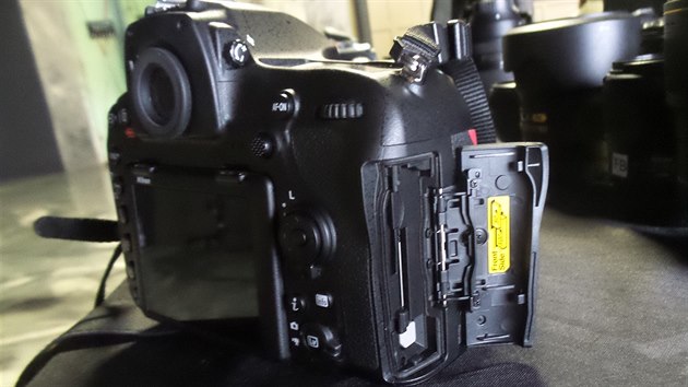 Oteven bon kryt zrcadlovky Nikon D850 s prostorem pro karty  SD UHS-II a XQD.