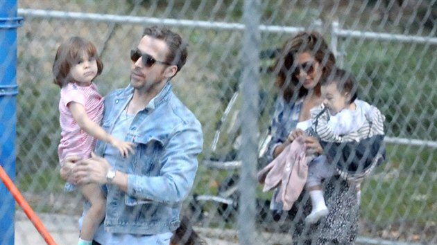 Ryan Gosling, Eva Mendesov a jejich dcery Esmeralda Amada a Amada Lee (Los Angeles, 18. kvtna 2017)