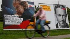 Tváe Angely Merkelové a éfa FDP Christiana Lindnera v Ribnitz-Damgartenu (8....