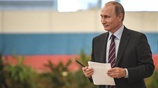 Ruský prezident Vladimir Putin hlasuje v komunálních volbách (10. září 2017) Ruský prezident Vladimir Putin hlasuje v komunálních volbách (10. září 2017)