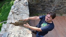 Petr Jaška obnovuje pozůstatky středověké věže v Pomezné na Chebsku. Petr Jaška obnovuje pozůstatky středověké věže v Pomezné na Chebsku.