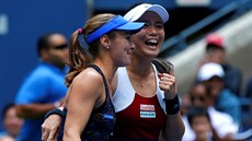 Martina Hingisová (vpedu) s Jung-an chan ovládly tyhru na US Open.