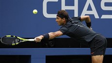 Rafael Nadal se snaí returnovat bhem finále US Open.