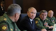 Ruský prezident Vladimir Putin sleduje v Leningradské oblasti na severozápad...