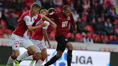 Jonathan Biabiany ze Sparty uniká slavistickým protihráčům. Jonathan Biabiany ze Sparty uniká slavistickým protihráčům.