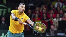Australský tenista Nick Kyrgios se chystá na podání v semifinále Davis Cupu... Australský tenista Nick Kyrgios se chystá na podání v semifinále Davis Cupu...