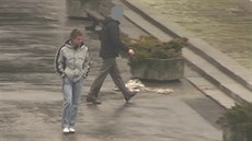Policie hledá muže, který byl na pohřbu zavražděné Soni Illeové. Je to důležitý... Policie hledá muže, který byl na pohřbu zavražděné Soni Illeové. Je to důležitý...