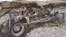 Torzo MG J2, které nalezli archeologové v oblasti Larkhill. Torzo MG J2, které nalezli archeologové v oblasti Larkhill.