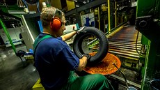 Výroba pneumatik je pln automatizovaná.
