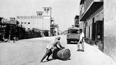 Barely ropy zkrátka k Dubaji patří. Snímek byl pořízen 4. srpna 1961. Barely ropy zkrátka k Dubaji patří. Snímek byl pořízen 4. srpna 1961.